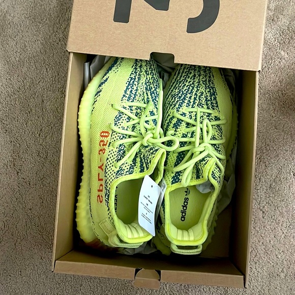 ▪️SOLD▪️NWT Yeezy Frozen Yellow Sz US 7.5 Men US 9 Women - Picture 3 of 7